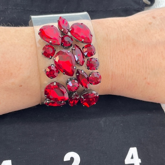 Cuff bracelet in faux red 'stones' and clear plastic. - Picture 5 of 15